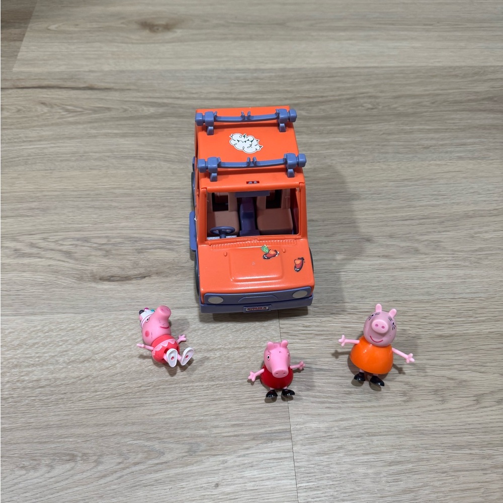 Peppa Pig Orange Toy Vehicle with Figures
